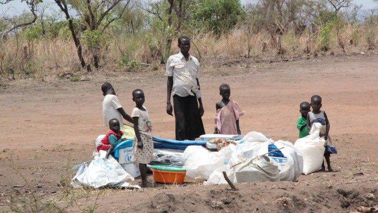 Refugiados en el asentamiento recibiendo ayuda de Acnur