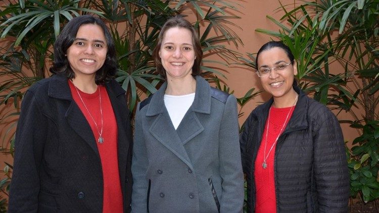 Filhas de São Paulo, as brasileiras Ana Paula, Viviani Moura e Viviane Rodrigues, em período de formação em Roma