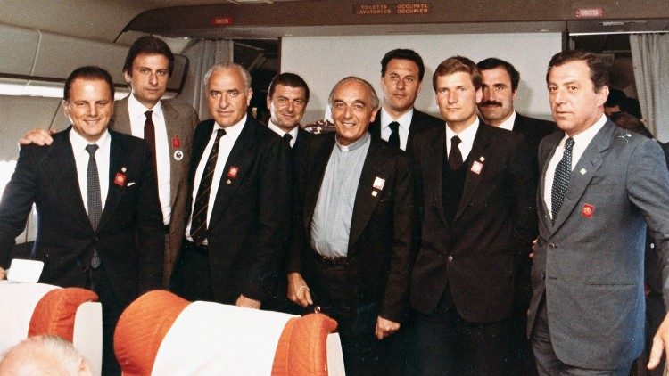 Padre Roberto Tucci (al centro) e Alberto Gasbarri (secondo da sinistra) con la "squadra" di gendarmi, guardie svizzere e tecnici della Radio Vaticana, durante un viaggio di Giovanni Paolo II. A sinistra di padre Tucci, il comandante Camillo Cibin, e a destra, il maggiore Alois Estermann