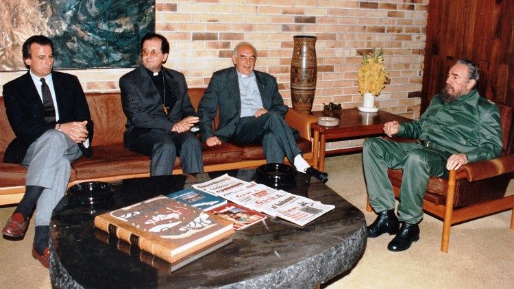 Delegazione vaticana da Fidel Castro per la preparazione dello storico viaggio di san Giovanni Paolo II a Cuba del gennaio 1998. Da sinistra Alberto Gasbarri, il nunzio apostolico mons. Beniamino Stella e padre Roberto Tucci