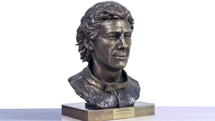 2019.04.15 Busto Ayrton Senna verrà consegnato al papa in piazza s pietro il mercoledì 17 aprile