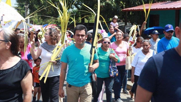 Fieles llevando el negro en cruces  en señal de luto 