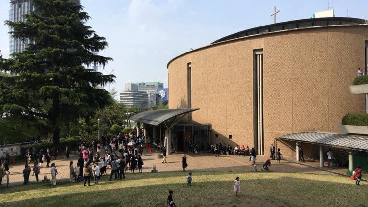 Japonia: ponad 100 dorosłych katechumenów przyjęło chrzest