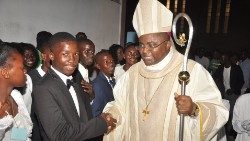 Dom Belmiro Chissengueti e os fieis de Cabinda nas festas pascais.jpg