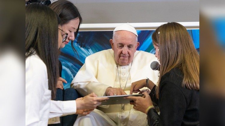 Las chicas escribieron una última línea del código:   setScreen(“ por la paz”)