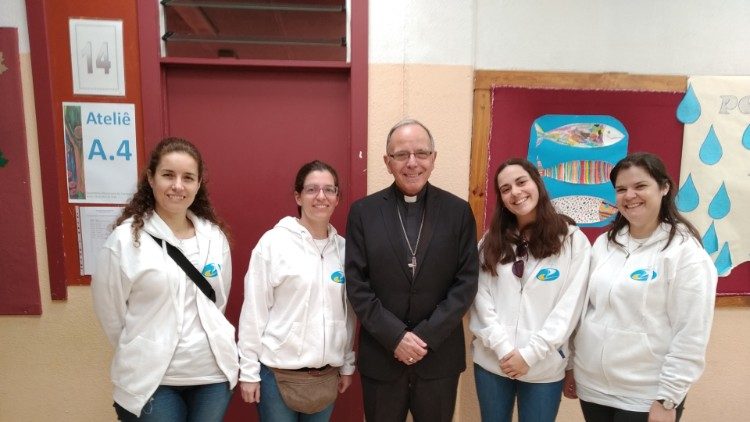 Cardeal Manuel Clemente com alguns catequistas