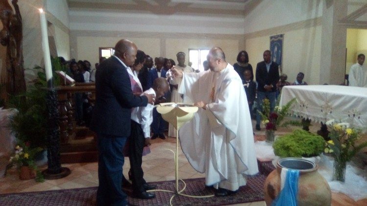 Baptismo na Paróquia Nossa Senhora das Candeias, em Marracuene, Maputo