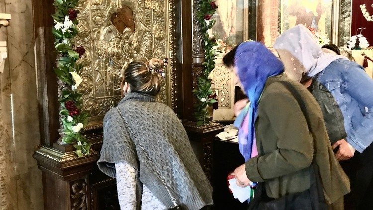 Fedeli nella cattedrale Aleksandr Nevskji