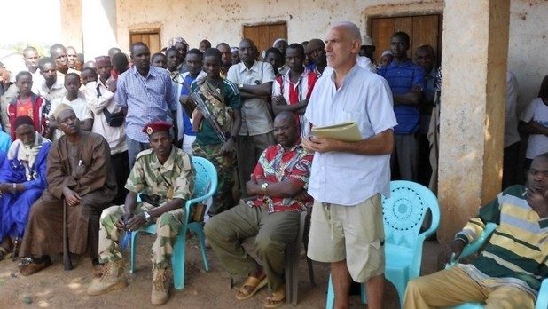 Padre Gazzera con i parrocchiani di Bozoum