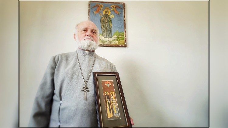 Архімандрыт Сяргей Гаек з іконай святых Кірыла і Мятода