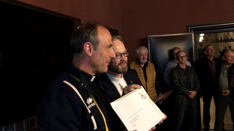 Athletica Vaticana Wittenberg consegna lettera x il Papa.JPG