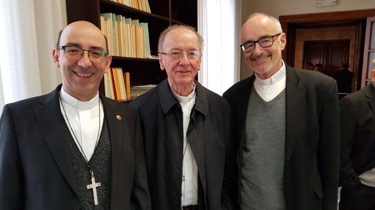 Le rapporteur général et les deux secrétaires spéciaux du Synode sur l'Amazonie.