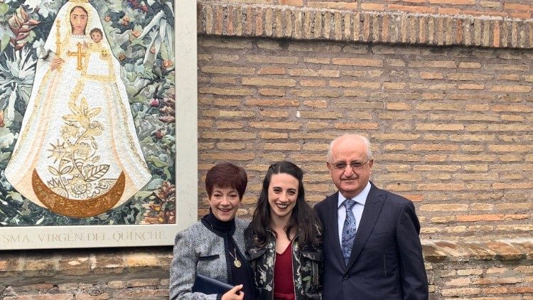 Artista Domenica Barahona con sus padres