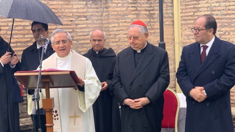 Rector del Pio Latinoamericano padre Gilberto Freire, presidente del Governatorato Cardenal Giuseppe Bertello y embajador Ecuador ante Santa Sede José Luis Álvarez