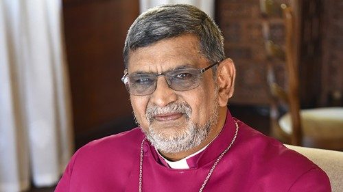 L’anglicano Ernest: i cristiani sono chiamati ad agire con “rara umanità"