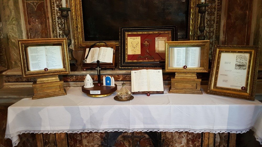 V Bazilike sv. Bartolomeja sprítomňuje s. Veroniku jej fonendoskop a roztvorená slovenská Biblia