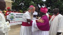 Dom Joaquim a esquerda dá o testemunho a Dom Emilio a direira.jpg