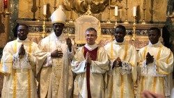 Mons.Protace Rugambwa con Neo Diaconi.jpg