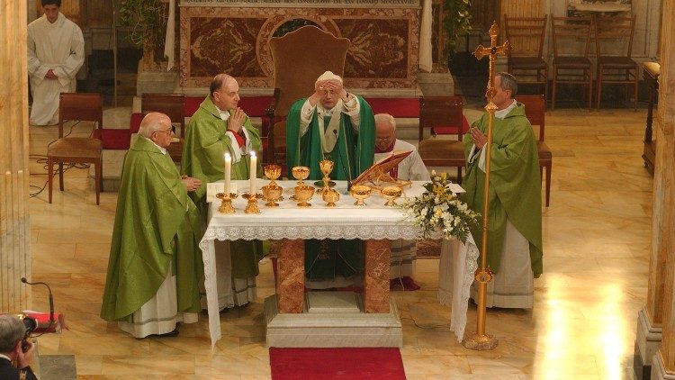 Papst Benedikt XVI. 2006 bei einer Messe in der Vatikanpfarrei St. Anna