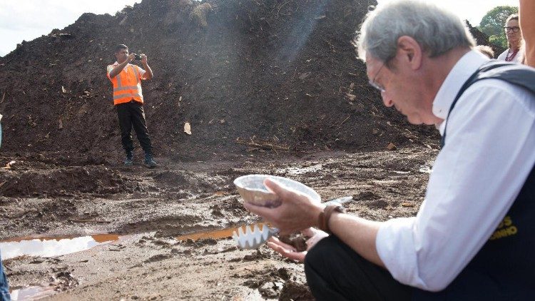 Monsignor Duffé in missione in Brasile