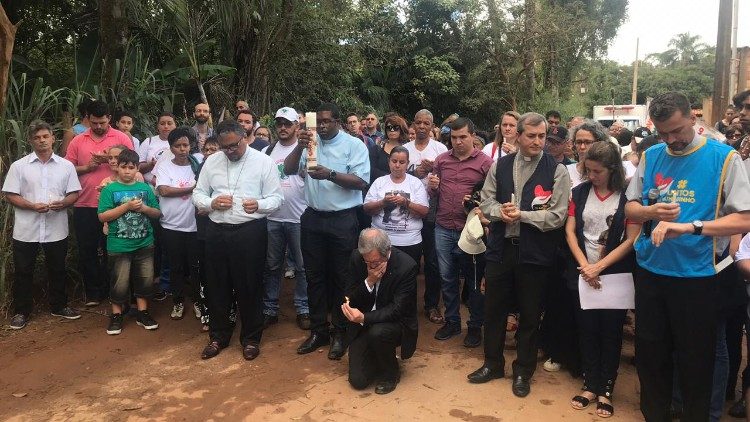 Amazonía, Brumadinho.  Mons. Duffè ora en el lugar del desastre medioambiental