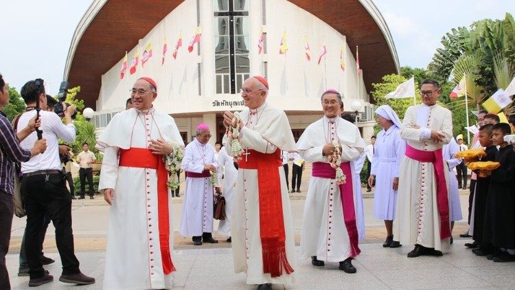 Sri Lanka: wierni wspominają zamachy, przybył wysłannik Papieża