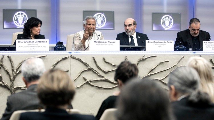 Prof. Muhammad Yunus e mons. Segundo Tejado Muñoz al Convegno della Fao 