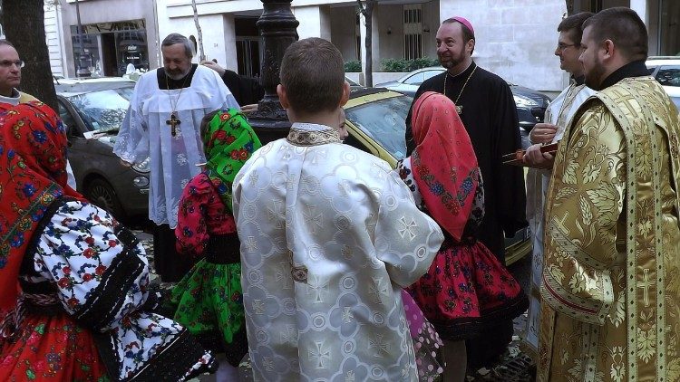 SE Claudiu in mezzo alla gente 23.jpg