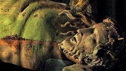 2019.05.29 Crocifisso ligneo basilica vaticana 04.jpg