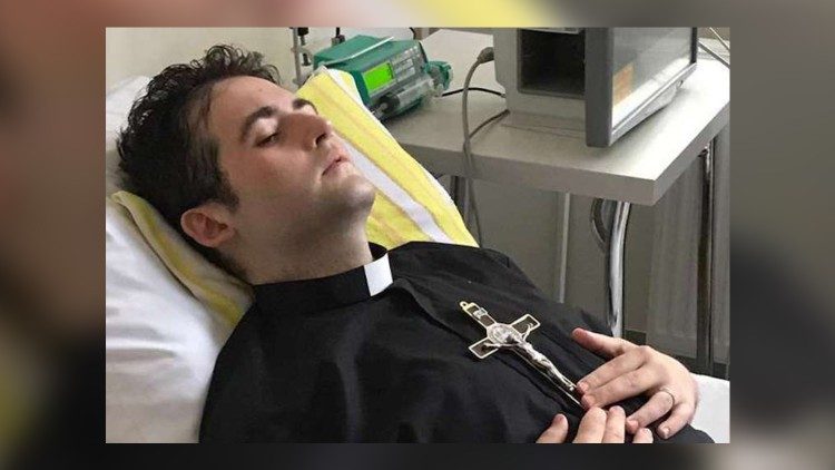Michałos Łos, o jovem sacerdote com câncer terminal no hospital militar de Varsóvia.