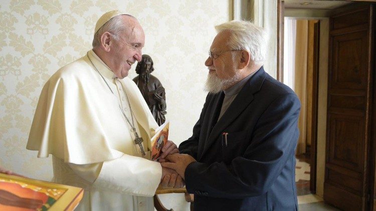 Papa Francisco con Enzo Bianchi, Fundador de la Comunidad monástica de Bose. 