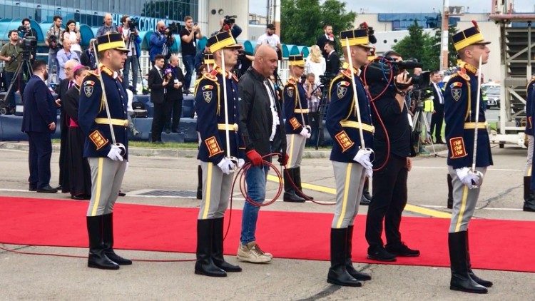 02 Deca arrivo Papa l.JPG