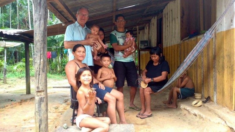 Mons. Damian con gli yanomani di Amazzonia