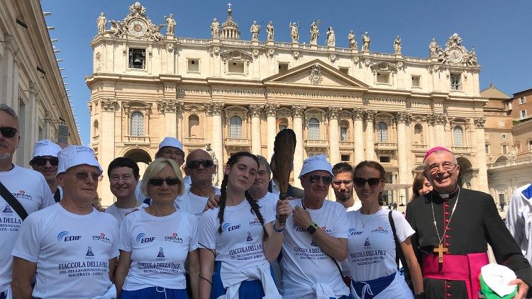 La fiaccola della marcia Macerata-Loreto
