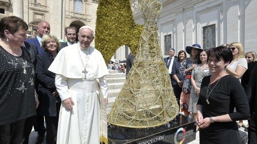 Papst segnet Tiroler Engelsskulptur f&uuml;r Menschen mit Behinderung