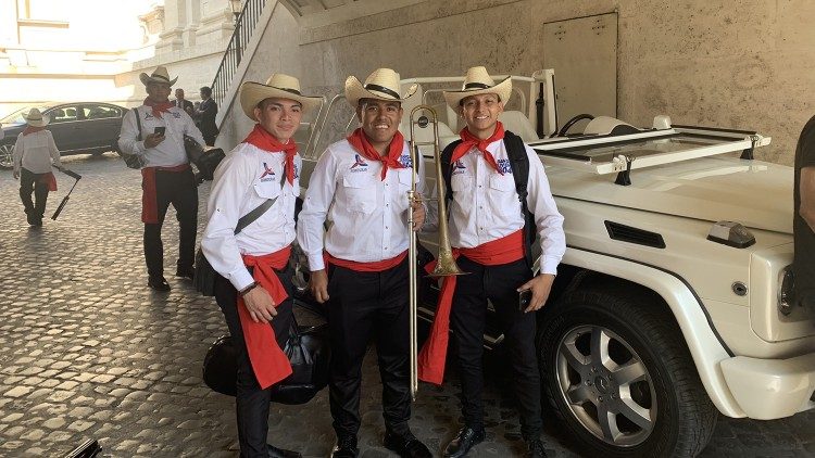 foto al lado del Papamóvil