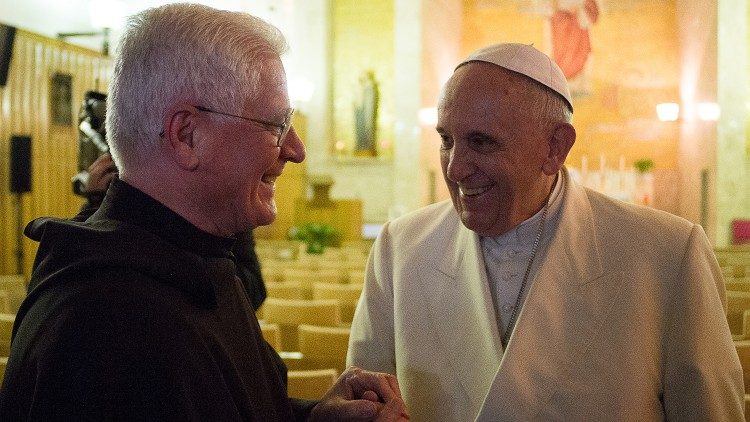 Padre Bruno Secondin saluta Papa Francesco in occasione degli esercizi spirituali ad Ariccia (febbraio 2015)