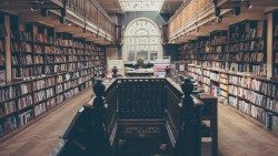 library-869061.jpg