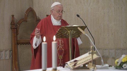 Papa a S. Marta: vita cristiana è per servire, non per "servirsi di"