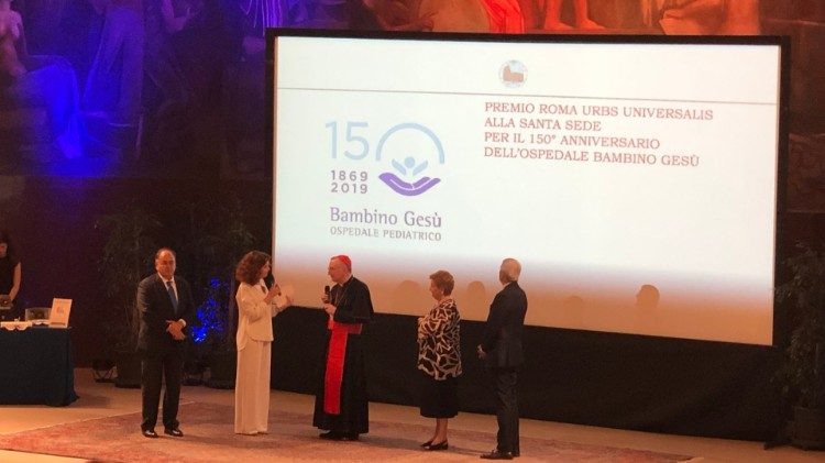 Il premio al card. Parolin ed alla Enoc