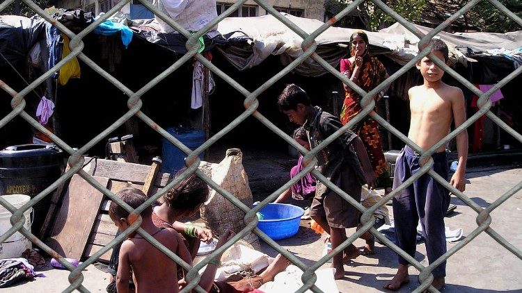 Crianças na pobreza, degradação social (Vatican Media)