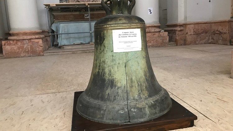 Die Glocke der zerstörten Basilika