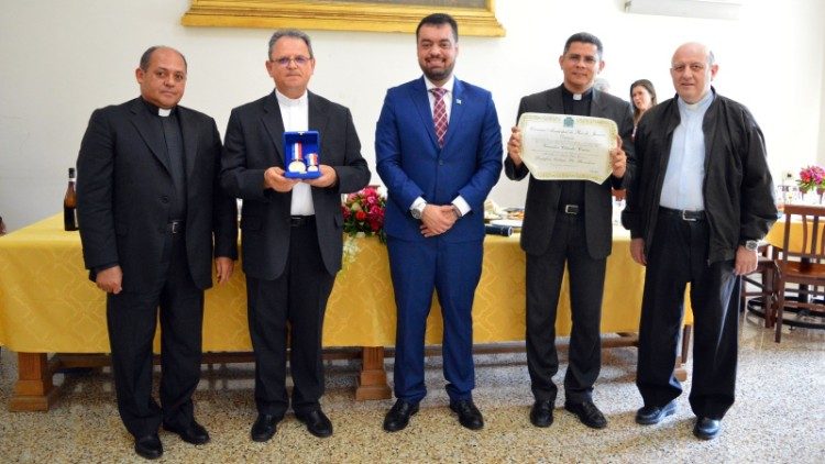 Da esquerda para a direita: pe. Domingos (diretor de estudos), pe. Geraldo Maia (reitor), Cláudio Castro (vice governador do Rio de Janeiro), pe. Welistone (diretor espiritual) e pe. Leandro (ecônomo)