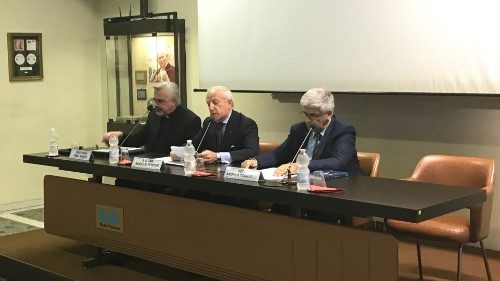 Migrantes y refugiados. Contribuciones y desafíos del presente