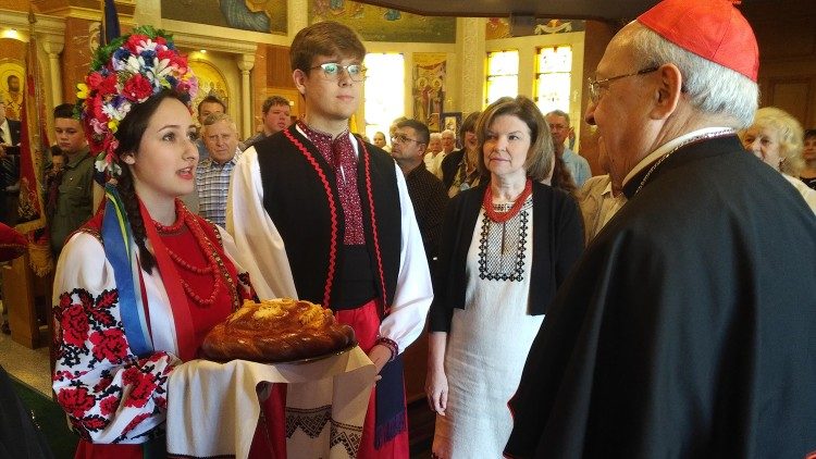 Кардынал Леанарда Сандры падчас сустрэчы з украінскімі вернікамі