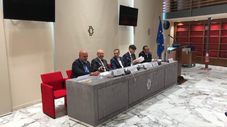 Libro Papa Ratizinger 2.JPG