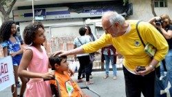 Padre Chiesa con un handicappato.jpg