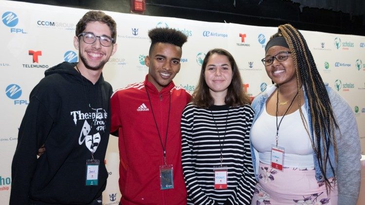 Estudiantes de 6 colegios en Miami participantes en Scholas Ciudadanía