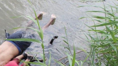 Papst sieht Bild ertrunkener Migranten: „Immense Traurigkeit“