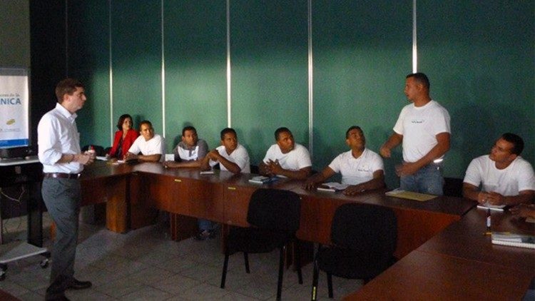 Venezuela, scuola per meccanici con MariusAEM.jpg